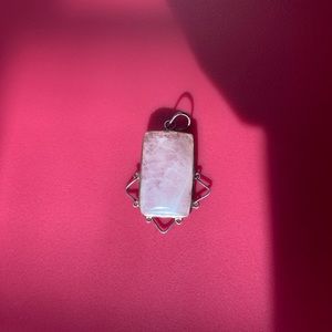 Silver pendant with rose quartz stone
